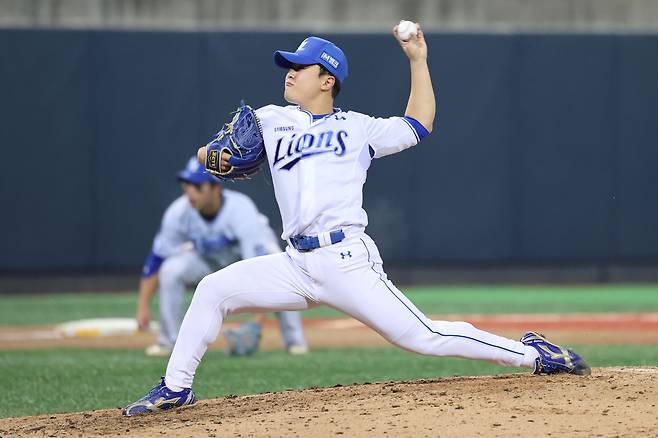 삼성 라이온즈 이승민이 경기에 구원 등판해 투구하고 있다. 삼성 라이온즈
