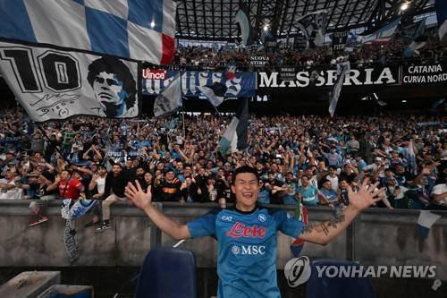 뮌헨 소식을 주로 전하는 '바이에른 앤드 저머니'는 16일(한국시간) 사회관계망서비스(SNS)를 통헤 "김민재는 바이에른 뮌헨으로부터 이번 여름 팀을 떠날 수 있다는 통보를 받았다"라고 보도했다. 특히 뮌헨은 김민재 몸값을 낮춰 2년 전 영입할 때 나폴리에 지불했던 이적료 보다 30% 가량 낮추겠다는 생각이다. 연합뉴스