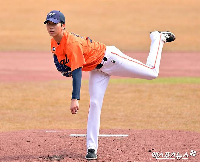 부진을 거듭하던 한화 이글스 엄상백이 결국 1군 엔트리에서 제외됐다. 엄상백이 재정비의 시간을 갖는 동안 '슈퍼루키' 황준서가 선발 기회를 받는다. 김경문 감독은 16일 대전 한화생명 볼파크에서 열리는 2025 신한 SOL Bank KBO리그 SSG 랜더스와의 경기를 앞두고 투수 엄상백의 1군 엔트리를 말소하고 이태양을 등록했다. 엄상백이 빠진 자리에는 지난해 1라운드 전체 1순위 신인 좌완 황준서(사진)가 기회를 받는다. 김경문 감독은 '준서가 많이 좋아졌으니까 준서를 한 번 써보려고 한다. (엄상백이) 한 두 번 빠진다고 본다'고 했다. 엑스포츠뉴스DB