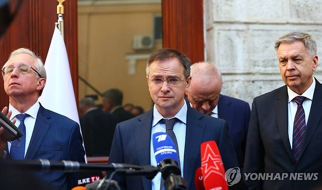 성명 발표하는 블라디미르 메딘스키 대표단장과 러시아 대표단 [EPA 연합뉴스. 재판매 및 DB 금지]