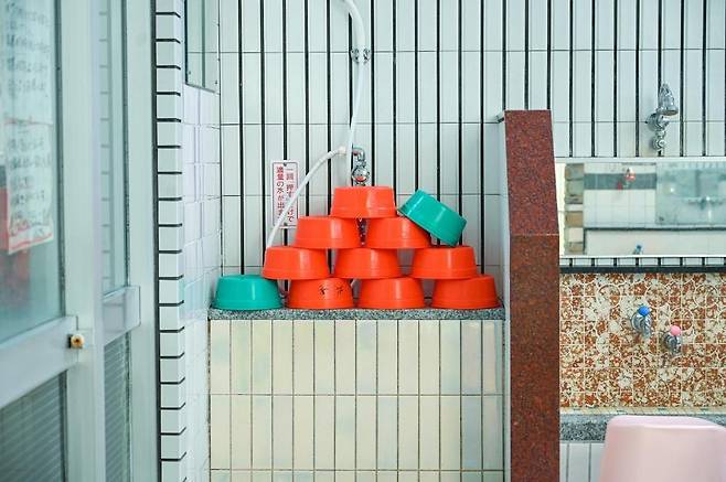 세카이 호텔 이용객들이 이용하는 '동네 목욕탕' (오사카=연합뉴스) 일본 오사카 후세역 앞에 자리잡은 세카이 호텔 숙박객들이 이용할 수 있는 동네 목욕탕 '센토 2025.5.16 [세카이 호텔 홈페이지]
cha@yna.co.kr
(끝)