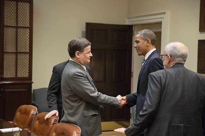 2013년 미국 오바마 대통령 초청으로 백악관 방문한 란코프 교수(왼쪽) [본인 제공]