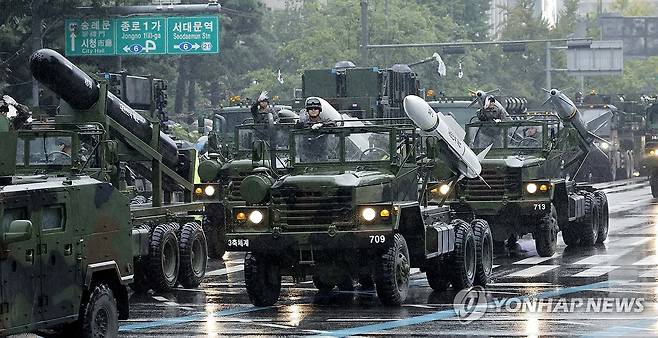 국군의날 맞아 시가행진하는 한국 무기들 건군 75주년 국군의 날을 맞아 2024년 9월26일 오후 서울 중구 세종대로에서 열린 시가행진에서 장거리지대공유도무기, 고위력 현무 미사일, 장거리 공대지 미사일 타우러스, 중거리 지대공미사일 천궁 등으로 구성된 3축 체계 장비들이 행진하고 있다
 [사진공동취재단]