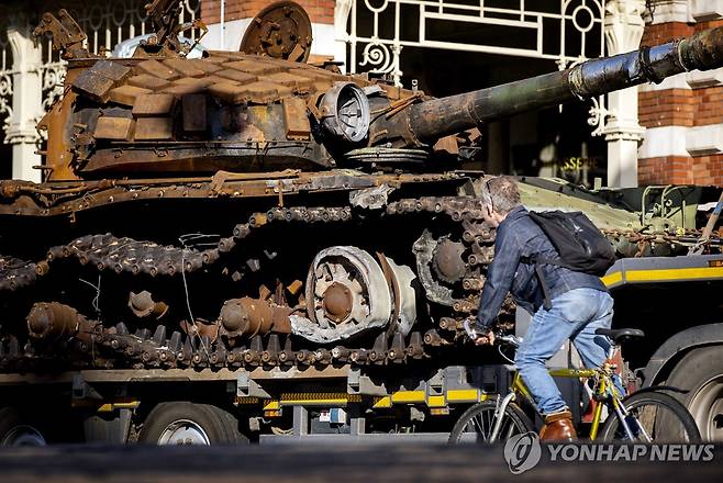 네덜란드 암스테르담 시내에 전시된 러시아 T-72 전차의 잔해 [EPA 연합뉴스 자료사진. 재판매 및 DB 금지]