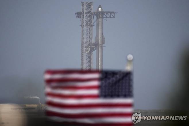 지난 3월 미국 텍사스 보카 치카 해변의 발사대에 세워진 스타십 [AP 연합뉴스 자료사진. 재판매 및 DB 금지]
