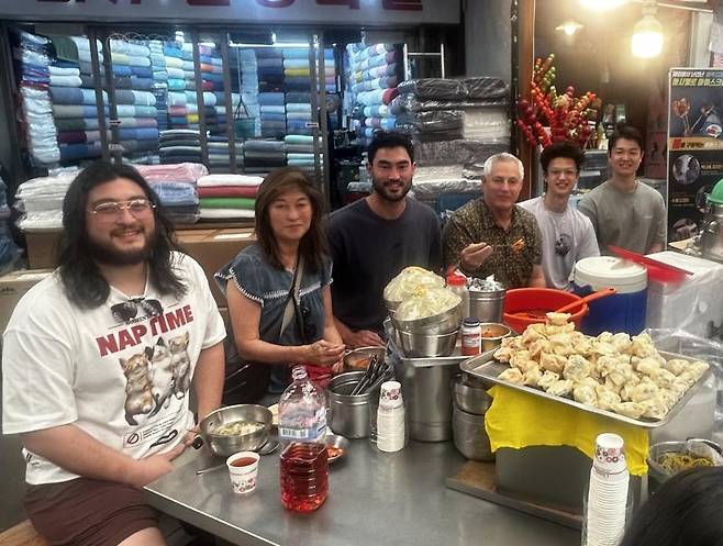 가족들과 광장시장에서 분식 먹는 미치 화이트 SSG 랜더스 미치 화이트(왼쪽에서 세 번째)가 가족들과 12일 서울 종로구 광장시장을 방문해 분식을 먹고 있다. [SSG 랜더스 제공. 재배포 및 DB 금지]