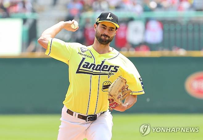 SSG 선발 투수 화이트 (인천=연합뉴스) 임순석 기자 = 11일 인천 SSG랜더스필드에서 열린 프로야구 2025 신한 SOL 뱅크 KBO리그 KIA 타이거즈와 SSG 랜더스의 더블헤더 1차전. SSG 선발 투수 화이트가 역투하고 있다. 2025.5.11 soonseok02@yna.co.kr