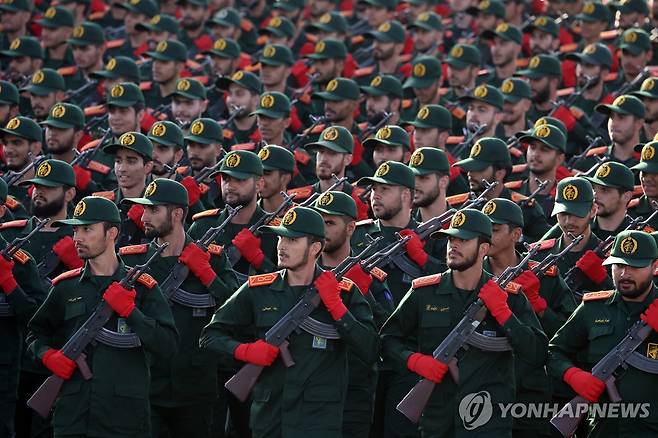 퍼레이드를 벌이는 이란 이슬람혁명수비대(IRGC) 대원들 [EPA 연합뉴스 자료사진. 재판매 및 DB 금지]