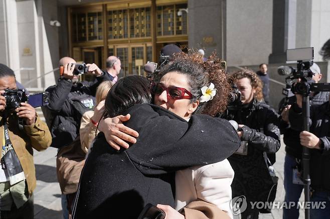 자신에 대한 암살 미수 사건 관련 재판에 출석한 이란 반체제 언론인 마시 알리네자드 [AP 연합뉴스 자료사진. 재판매 및 DB 금지]