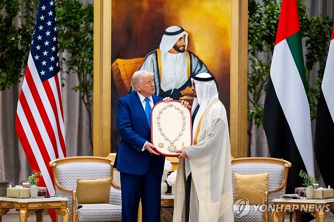 UAE 방문한 도널드 트럼프 미국 대통령 (아부다비 EPA=연합뉴스) 15일(현지시간) UAE를 방문한 도널드 트럼프 미국 대통령이 무함마드 빈 자예드 알 나흐얀 UAE 대통령과 만났다. 2025.05.16 [UAE 대통령실 제공. 재판매 및 DB 금지]