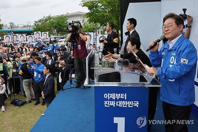 익산 유세 나선 이재명 후보 (익산=연합뉴스) 황광모 기자 = 더불어민주당 이재명 대선후보가 16일 전북 익산시 익산역 동부광장에서 열린 유세에서 지지를 호소하는 연설을 하고 있다. 2025.5.16 hkmpooh@yna.co.kr