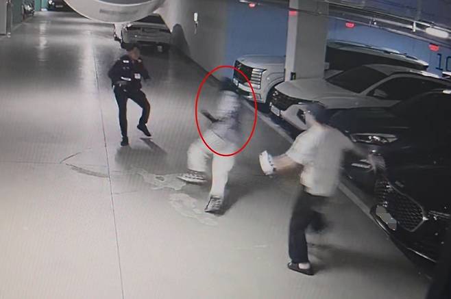 차털이범(빨간 원) 쫓는 경찰과 시민  [독자 제공. 재판매 및 DB 금지]