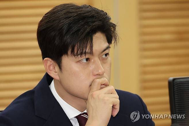 e스포츠 토론회 참석한 김용태 비대위원장 (서울=연합뉴스) 김주성 기자 = 윤석열 전 대통령의 탈당을 권고한 국민의힘 김용태 비상대책위원장이 16일 서울 여의도 국회 의원회관에서 열린 'e스포츠 지역리그의 성공적 정착 및 발전을 위한 토론회'에서 참석자들의 발언을 듣고 있다. 2025.5.16 utzza@yna.co.kr