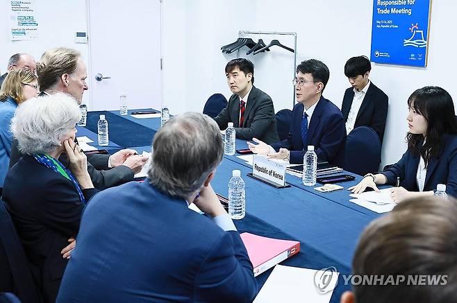 박종원 통상차관보, 캐나다 주일본 대사와 면담 (서울=연합뉴스) 박종원 산업통상자원부 통상차관보가 16일 제주 서귀포시 제주국제컨벤션센터(ICC)에서 열린 '2025 APEC 통상장관회의'에서 이안 매케이 캐나다 주일본 대사 겸 인도·태평양 특별대표와 면담하고 있다. 2025.5.16 [산업통상자원부 제공. 재판매 및 DB 금지] photo@yna.co.kr