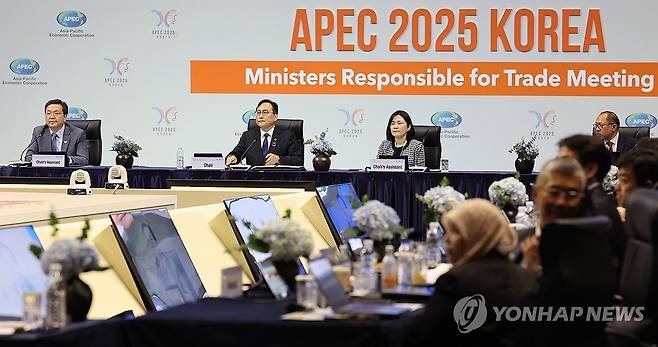 APEC 2025 통상장관회의 (서귀포=연합뉴스) 박지호 기자 = 지난 15일 오후 서귀포시 제주국제컨벤션센터에서 열린 APEC 2025 통상장관회의 개회식에서 정인교 산업통상자원부 통상교섭본부장이 개회사를 하고 있다. 2025.5.15 jihopark@yna.co.kr