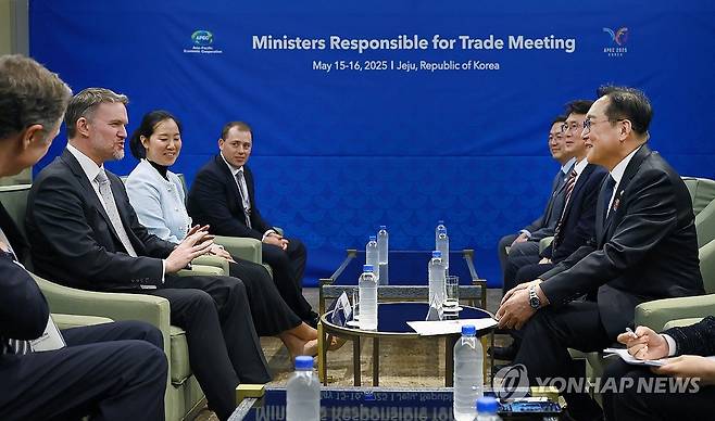 제이미슨 그리어 USTR 대표와 면담하는 정인교 통상교섭본부장 (서울=연합뉴스) 정인교 산업통상자원부 통상교섭본부장(오른쪽 첫번째)이 지난 15일 제주 서귀포시 제주국제컨벤션센터에서 열린 '2025 APEC 통상장관회의'에 참석한 제이미슨 그리어 미국 무역대표부(USTR) 대표와 면담을 하고 있다. 2025.5.15 [산업통상자원부 제공. 재판매 및 DB 금지] photo@yna.co.kr