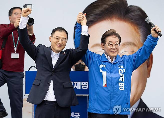 무소속 김상욱 의원과 익산에서 만난 이재명 후보 (익산=연합뉴스) 황광모 기자 = 더불어민주당 이재명 대선후보가 16일 전북 익산시 익산역 동부광장에서 열린 유세에서 무소속 김상욱 의원과 손을 들어 인사하고 있다. 2025.5.16 [공동취재] hkmpooh@yna.co.kr