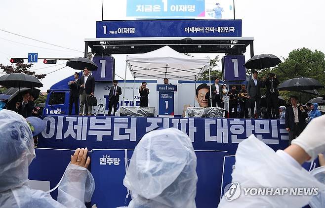 전주 유세 나선 이재명 후보 (전주=연합뉴스) 황광모 기자 = 더불어민주당 이재명 대선후보가 16일 전북 전주시 전북대 후문에서 열린 유세에서 지지를 호소하는 연설을 하고 있다. 2025.5.16 hkmpooh@yna.co.kr