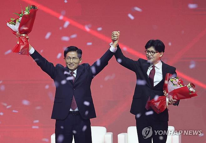 꽃다발 든 김문수 (고양=연합뉴스) 박동주 기자 = 국민의힘 대선 후보로 선출된 김문수 후보가 3일 경기 고양시 킨텍스에서 열린 국민의힘 전당대회에서 꽃다발을 받은 뒤 한동훈 후보와 함께 인사하고 있다. 2025.5.3 pdj6635@yna.co.kr