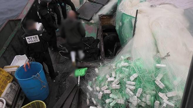 어획량 확인하는 군산해경 [전북 군산해양경찰서. 재판매 및 DB 금지]