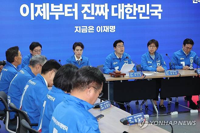 발언하는 박찬대 상임총괄선대위원장 (서울=연합뉴스) 김주성 기자 = 더불어민주당 상임총괄선대위원장인 박찬대 대표 직무대행 겸 원내대표가 16일 서울 여의도 당사에서 열린 중앙선거대책위원회의에서 발언하고 있다. 2025.5.16 utzza@yna.co.kr