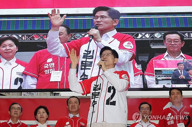 김문수 후보, 청주 집중 유세 (청주=연합뉴스) 박동주 기자 = 국민의힘 김문수 대선 후보가 16일 충북 청주시 올리브영 청주타운 앞에서 집중 유세를 하고 있다. 2025.5.16 pdj6635@yna.co.kr