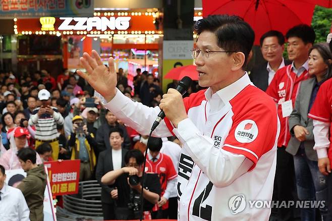 청주서 지지호소하는 김문수 후보 (청주=연합뉴스) 박동주 기자 = 국민의힘 김문수 대선 후보가 16일 충북 청주시 올리브영 청주타운 앞에서 집중 유세를 하고 있다. 2025.5.16 [공동취재] pdj6635@yna.co.kr