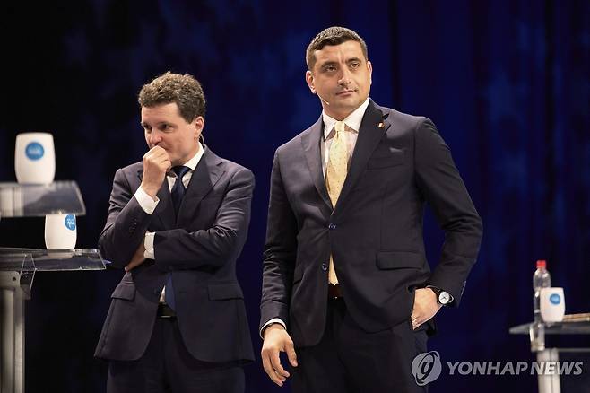 지난 8일(현지시간) 대선 토론 중 잠시 휴식 취하는 시미온(오른쪽)과 단 [AP 연합뉴스 자료사진. 재판매 및 DB 금지]