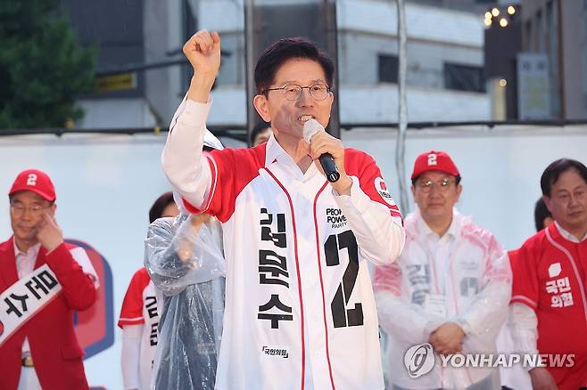 대전 으능정이거리 일대 유세하는 김문수 후보 (대전=연합뉴스) 박동주 기자 = 국민의힘 김문수 대선 후보가 16일 대전 중구 으능정이거리 일대에서 유세를 하고 있다. 2025.5.16 pdj6635@yna.co.kr