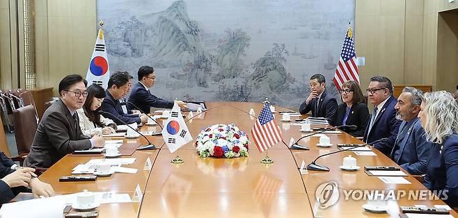 우원식 국회의장, 미 의회 코리아스터디그룹 방한단 접견 (서울=연합뉴스) 우원식 국회의장(왼쪽)이 17일 서울 여의도 국회에서 아미 베라, 제니퍼 키건스 하원의원 등 미국 의회 코리아스터디그룹(CSGK) 방한단을 접견하고 있다. 2025.4.17 [국회의장실 제공. 재판매 및 DB 금지] photo@yna.co.kr