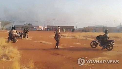 부르키나파소 북부 도시 지보에 모인 이슬람 무장단체 대원들 [소셜미디어/로이터 연합뉴스. 재판매 및 DB 금지]