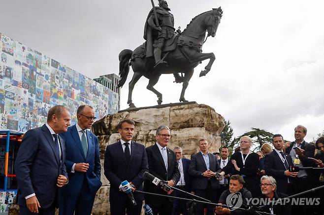 기자들 앞에서 발언하는 폴란드, 독일, 프랑스, 영국 정상 [AFP 연합뉴스 재판매 및 DB 금지]