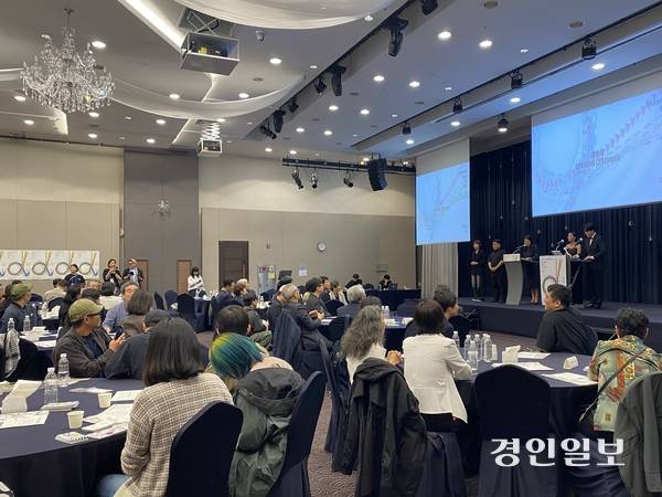 지난 16일 오후 인천 중구 하버파크호텔 그랜드볼룸에서 배우 조민수와 아나운서 김환의 사회로 진행되고 있는 제13회 디아스포라영화제 개막식. 2025.5.16 /박경호기자 pkhh@kyeongin.com