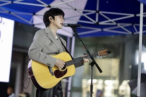 지난 16일 오후 인천아트플랫폼 야외 광장에서 제13회 디아스포라영화제 축하 공연을 한 싱어송라이터 십센치. 2025.5.16 /디아스포라영화제 제공