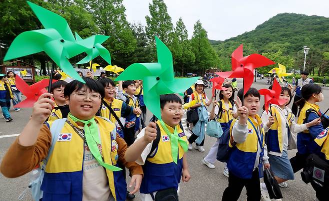 ▲ 17일 인천 남동구 인천대공원 어울림큰마당에서 열린 '2025 함께걷자, Green Light' 행사에 참석한 적십자 관계자들과 시민들이 나눔 걷기를 하고 있다. /이재민 기자 leejm@incheonilbo.com