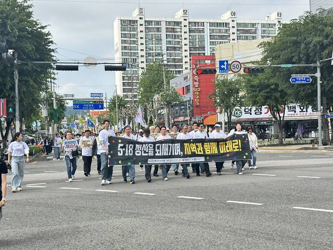 17일 오후 4시께 전남대학교에서 시작된 민주대행진 참가자들이 광주 북구 신안동을 지나고 있는 모습. /임지섭 기자 ljs@namdonews.com