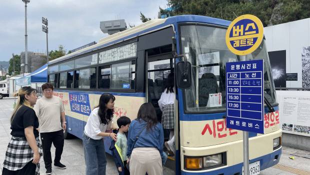 17일 광주시 동구 5·18민주광장에서 방문객들이 1980년 당시 시내버스를 재현한 ‘레트로 버스’에 오르고 있다.
