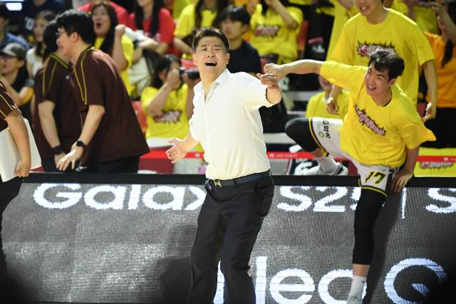 조상현 창원 LG 세이커스 감독이 17일 오후 서울 잠실학생체육관에서 열린 프로농구 챔피언결정전 7차전 서울 SK 나이츠와의 경기에서 환호하고 있다./KBL/