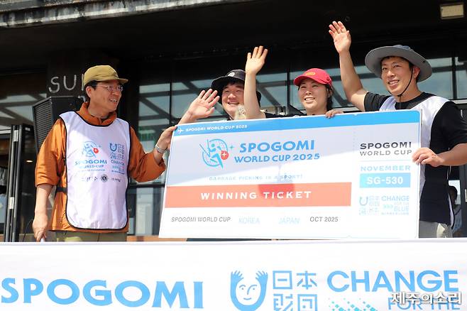 대회 우승은 평소 해양환경 정화 활동을 펼치는 이유정(37)·김정도(42)·박재완(35)의 '제주좀녀' 팀이 차지했다. 이들은 오는 10월 27일부터 31일까지 일본 도쿄에서 35개국이 참여하는 대회에 한국 대표로 출전하게 된다. 우승팀에겐 스포고미 월드컵 조직위원회가 대회 및 투어 경비를 전액 지원한다.&nbsp;ⓒ제주의소리