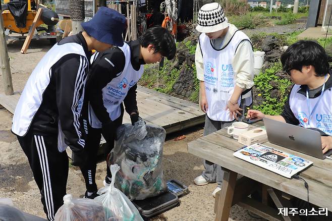 해안가에서 쓰레기를 분리 수거해온 참가자들이 무게를 측정하는 모습. ⓒ제주의소리
