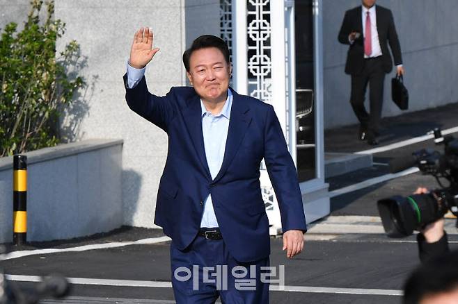 윤석열 전 대통령이 파면 선고 일주일 만인 지난달 11일 서울 용산구 한남동 관저를 떠나며 지지자들에게 인사를 하고 있다.(사진=이데일리 방인권 기자)