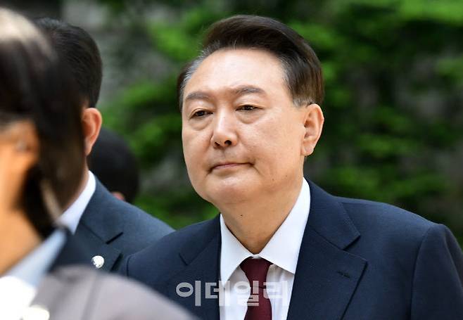 12.3 비상계엄 관련 내란 수괴(우두머리) 혐의로 재판을 받고 있는 윤석열 전 대통령이 지난 12일 오전 서울 서초동 서울중앙지법에서 열린 세 번째 공판에 출석하고 있다. (사진공동취재단)