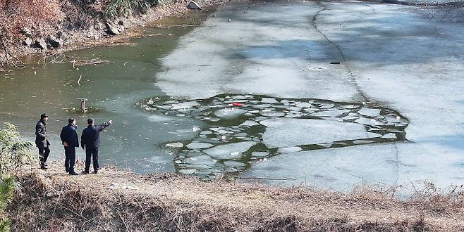 1월 14일 오후 대구 달성군 다사읍 서재리 한 저수지에서 소방 관계자가 전날 발생한 사고 현장을 살펴보고 있다. 전날 오후 5시 19분께 중학생 11명이 빙판 위에서 놀던 중 얼음이 깨지며 6명이 물에 빠져 1명이 사망했다. (사진=연합뉴스)
