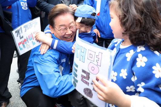 이재명 더불어민주당 대선 후보가 17일 전남 나주시 금성관 망화루 앞에서 열린 유세에서 어린이들과 인사하고 있다. (사진=연합뉴스)