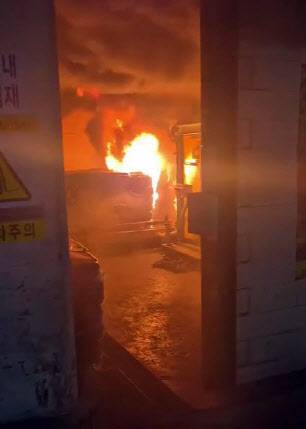 17일 오전 광주 광산구 금호타이어 공장 내부에서 불길이 치솟아 오르고 있다. 이 불이 공장동 전체로 확산, 소방당국은 대응 2단계를 발령하고 진화 중이다. (사진=연합뉴스)