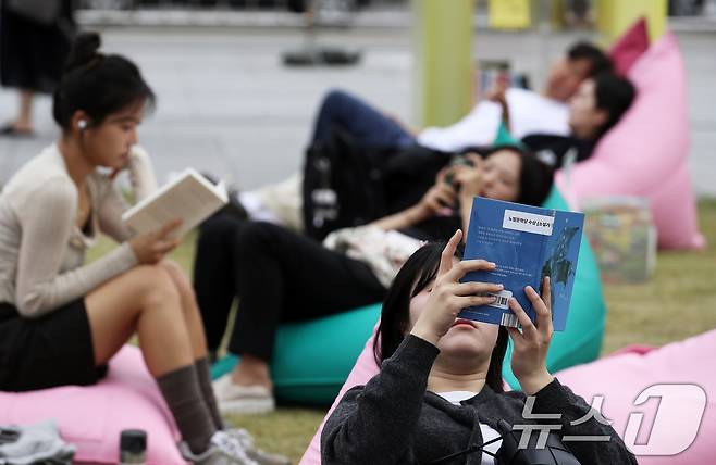 서울 종로구 광화문광장에 마련된 '서울야외도서관 광화문책마당'에서 시민들이 책을 읽고 있다. 2024.10.13/뉴스1 ⓒ News1 오대일 기자