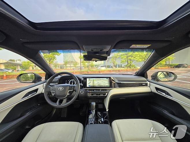 10일 경기 고양에서 촬영한 도요타 중형 세단 '캠리' 9세대 완전변경 모델인 '2025년형 캠리 XLE 프리미엄 트림'의 내부. 2025.05.16/뉴스1 김성식 기자