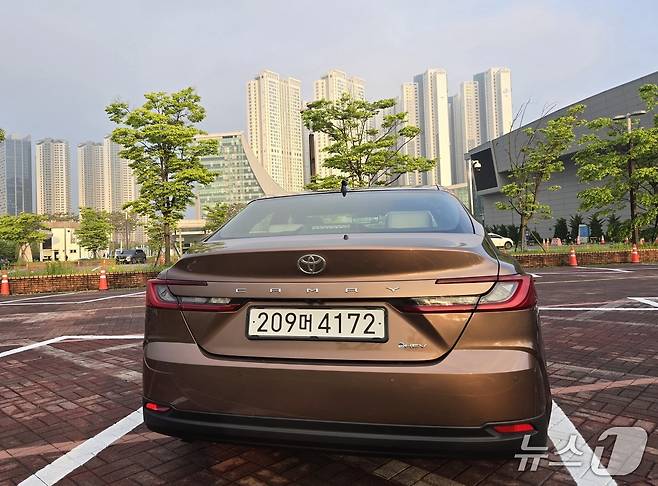 10일 경기 고양에서 촬영한 도요타 중형 세단 '캠리' 9세대 완전변경 모델인 '2025년형 캠리 XLE 프리미엄 트림'의 후면부. 2025.05.16/뉴스1 김성식 기자