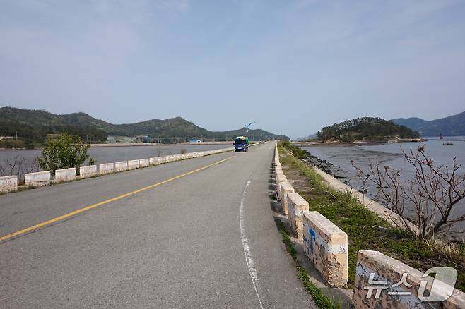 조도대교를 내려와 상조도로 가는 초입길. 바다사이를 가로질러 간다. 조도대교와 함께 ‘한국의 아름다운 길 100선’에 선정됐다. 2025.5.16/뉴스1 ⓒ News1 조영석 기자