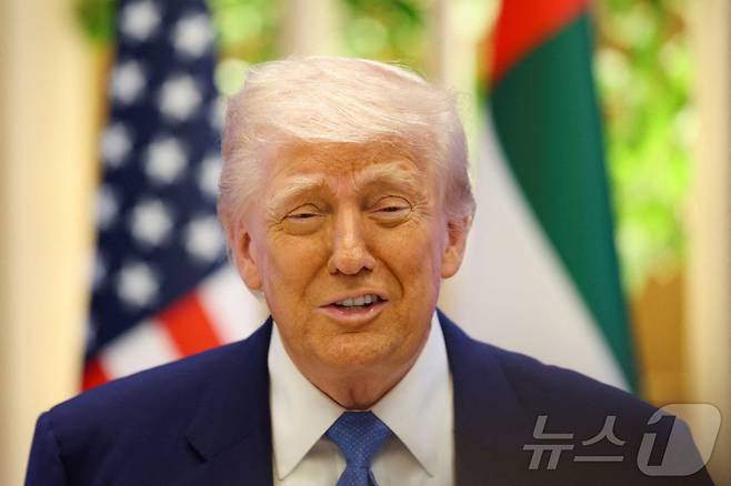 도널드 트럼프 미국 대통령이 16일(현지시간) 아랍에미리트(UAE) 아부다비 카스르 알 와탄에서 열린 비즈니스 라운드 테이블 행사에서 연설하고 있다. 2025.05.16 ⓒ 로이터=뉴스1 ⓒ News1 류정민 특파원